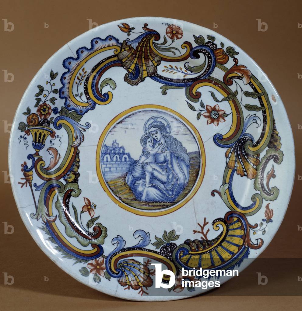 Plate in faience with Virgin and Child. Manufacture of Quimper, 18th century (ceramic)