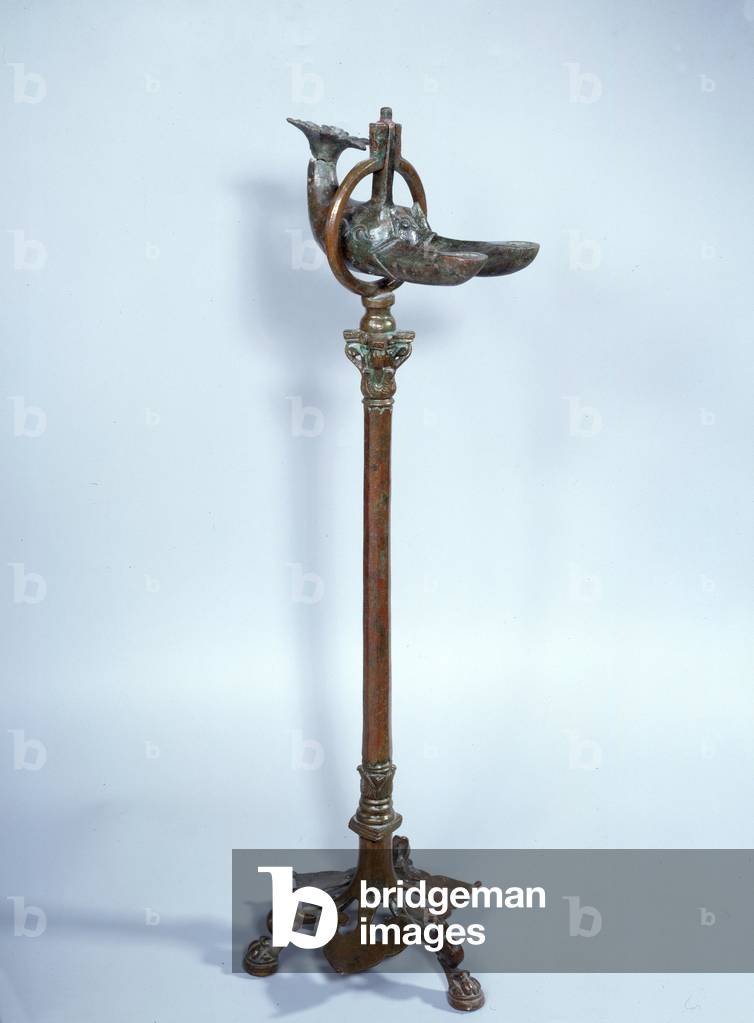 Ägyptische Antike: Stehlampe aus Bronze, bestehend aus einer Delphinlampe auf einem Stativ. 5.-12. Jahrhundert