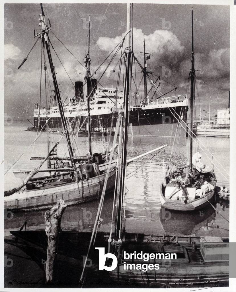 A transatlantic in Pointe a pitre (Pointe-a-Pitre) in Guadeloupe, 20th century (photo)