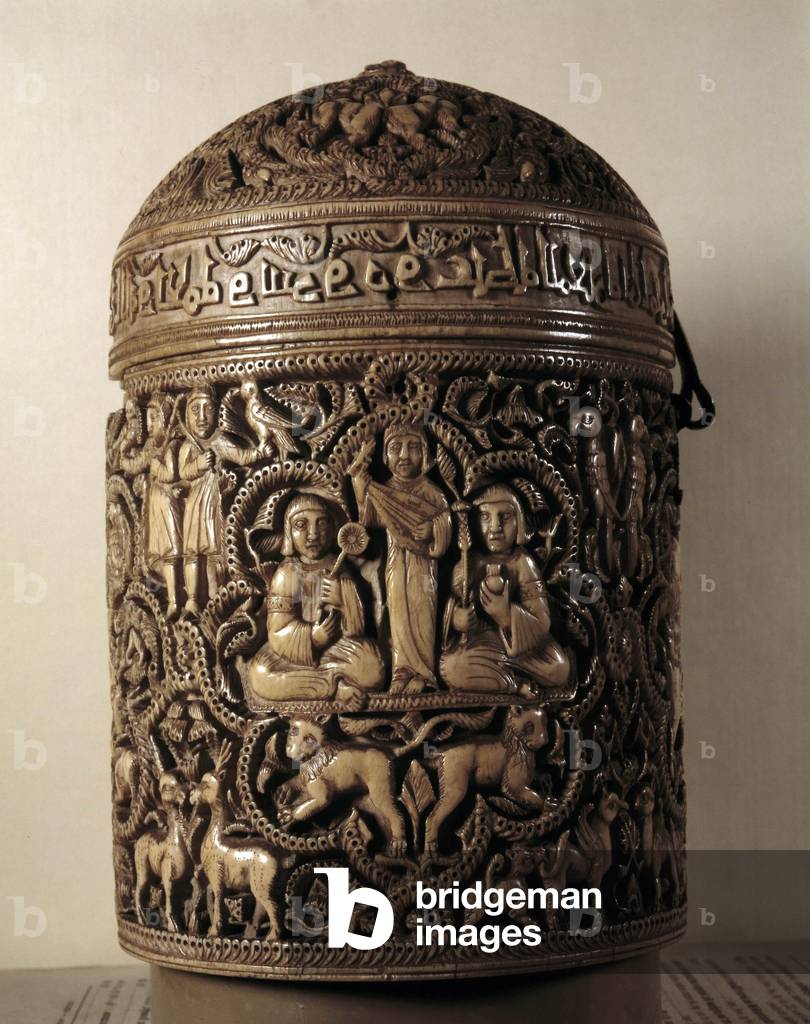 Pyxide (box) of Al, Mughira (Al Mughira or Moughira) in ivory from Cordoba and intended for the Emir, 968 (ivoire)