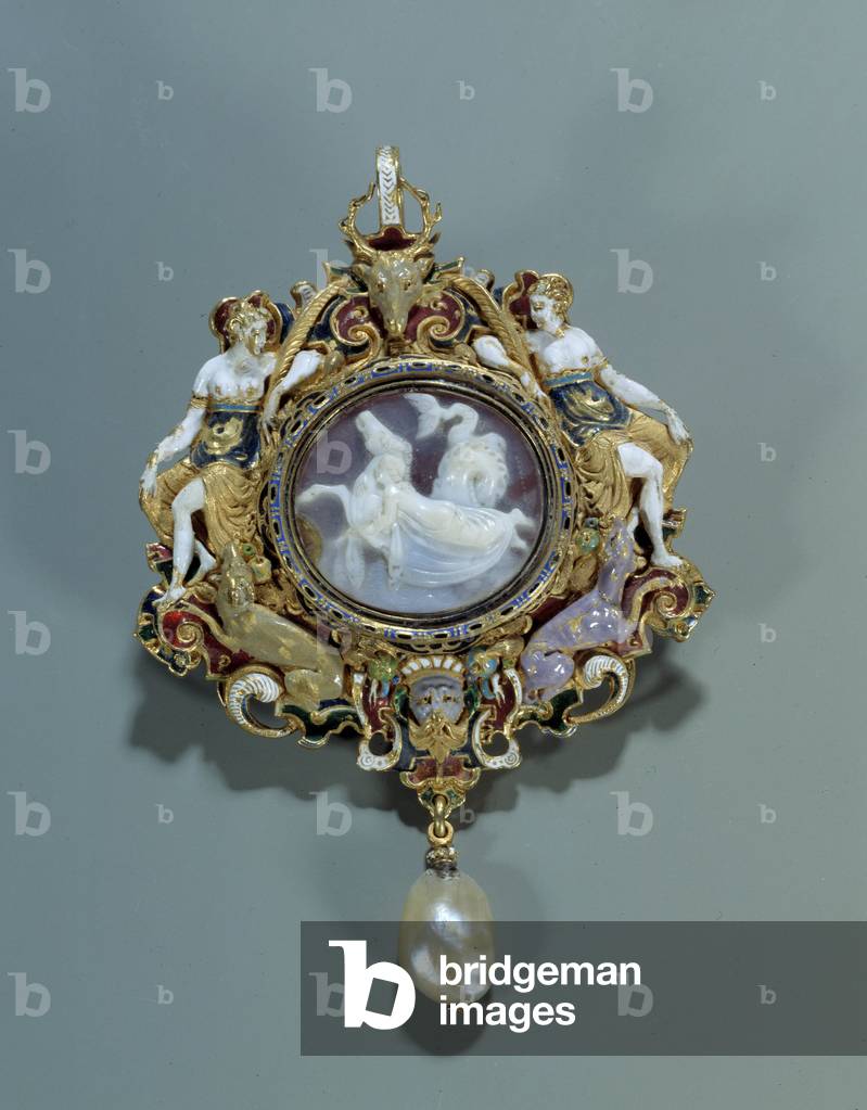 Jewellery: pendant enamel on gold round with a camee, 1550-75 (gold)