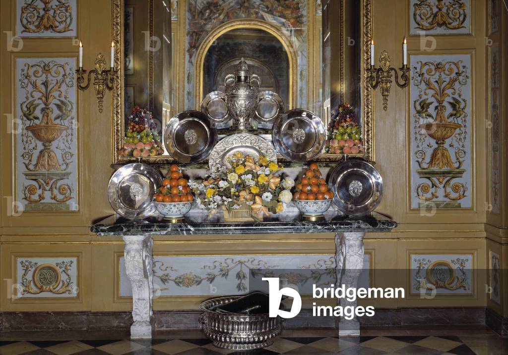 Furniture: silverware service, 18th century (photo)