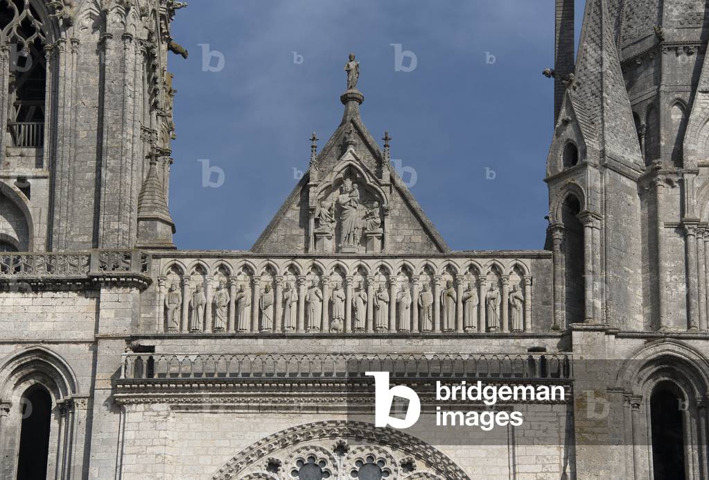 Cathedrale of Chartres, royal gate, upper part, the virgin surrounded by two angels with the gallery of kings, 13th century (photo)