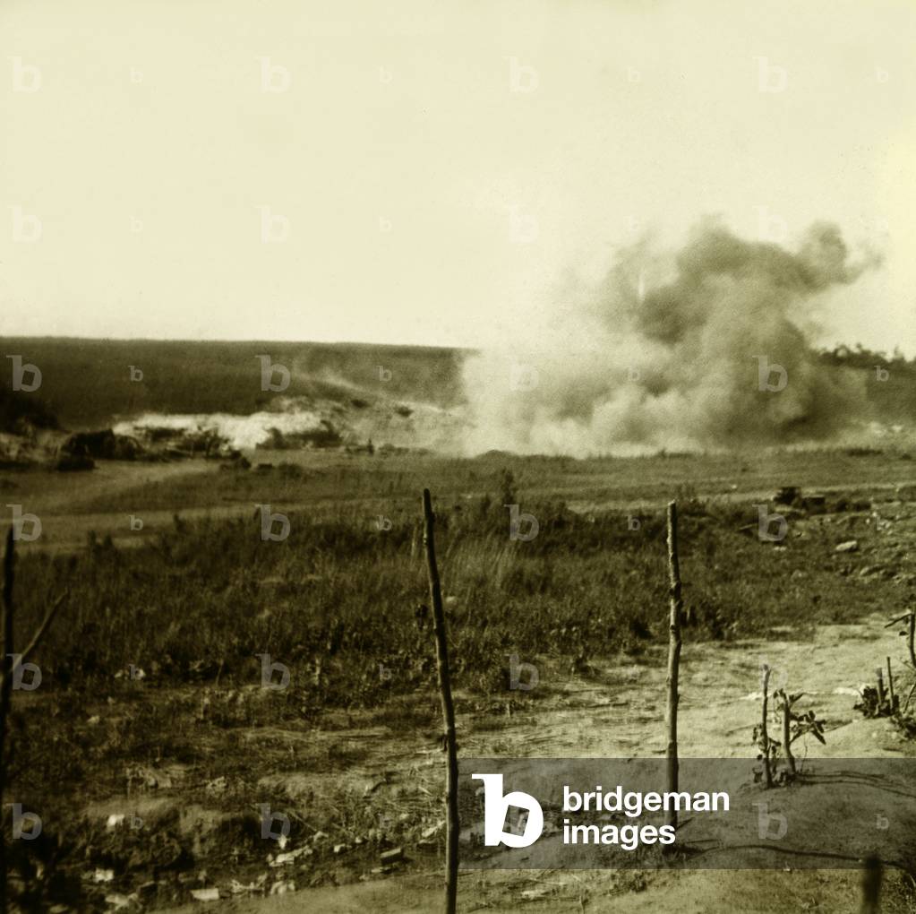 In the sum at Assevillers, explosion of a 305 shell, First World War (stereoscopic glass plate)