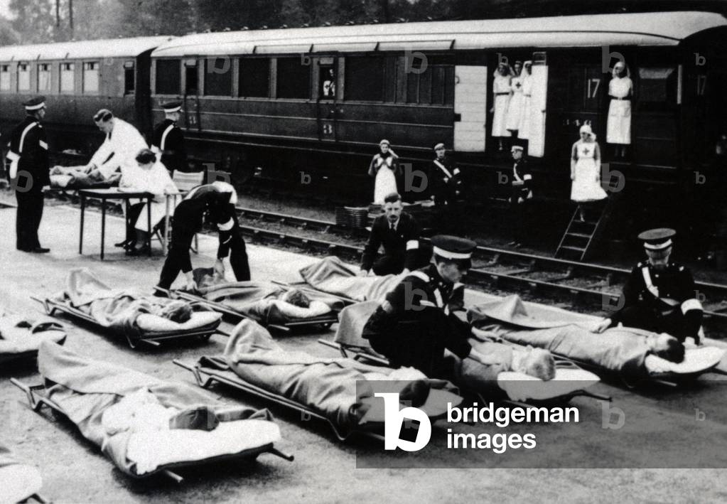 October 1939, England, Great Britain: in a train station in London, the sick will be evicted by train (photo)