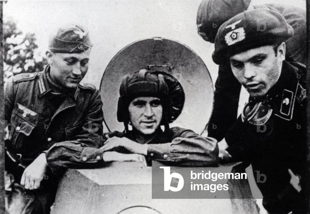 Second World War (1939-1945). October 1939: soldiers of a Russian tank with German soldiers, 1939 (photo)