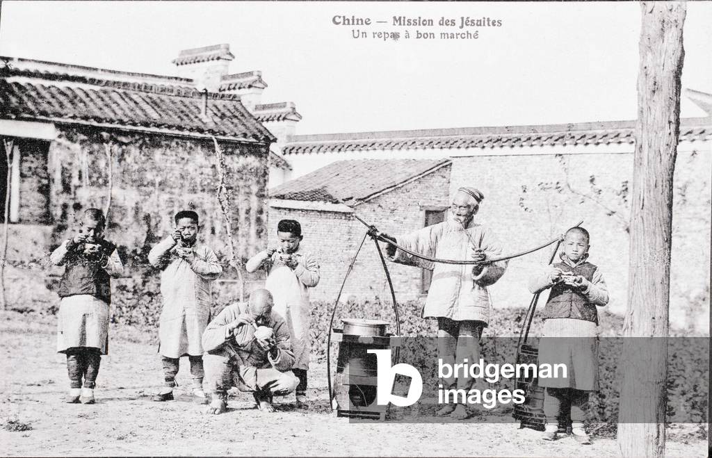Jesuites mission providing cheap meals in China Photograph of the beginning of the 20th century (photo)