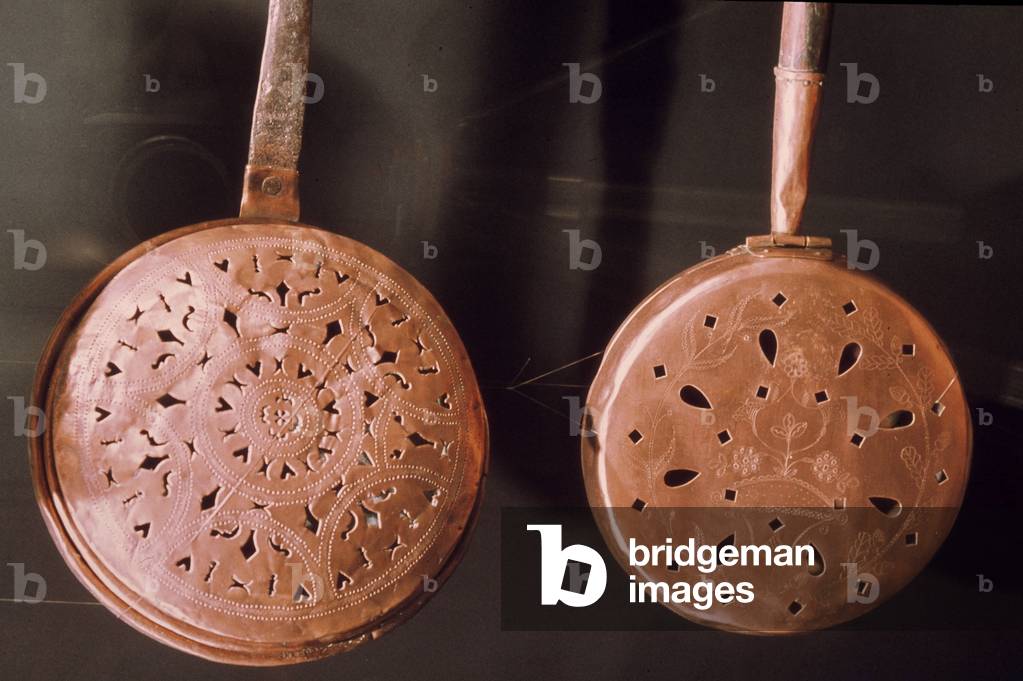 Furniture: copper basins used to heat the beds, 18th century (copper)