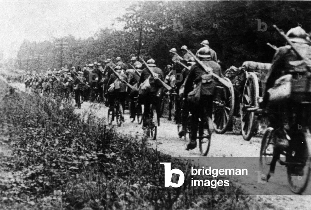 History: Second World War (1939-1945). A cycling company goes to the front, France, September 1939 (photo)