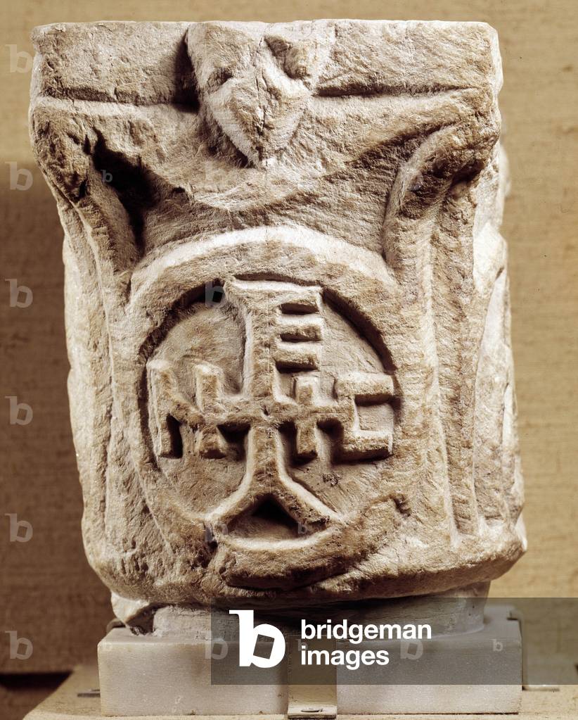 "Antichità cristiana: capitelli con monogramma (pietra)" di Anonymous, b/w