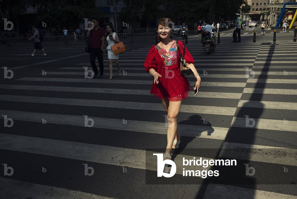 Lady in red, Chengdu, China (photo)