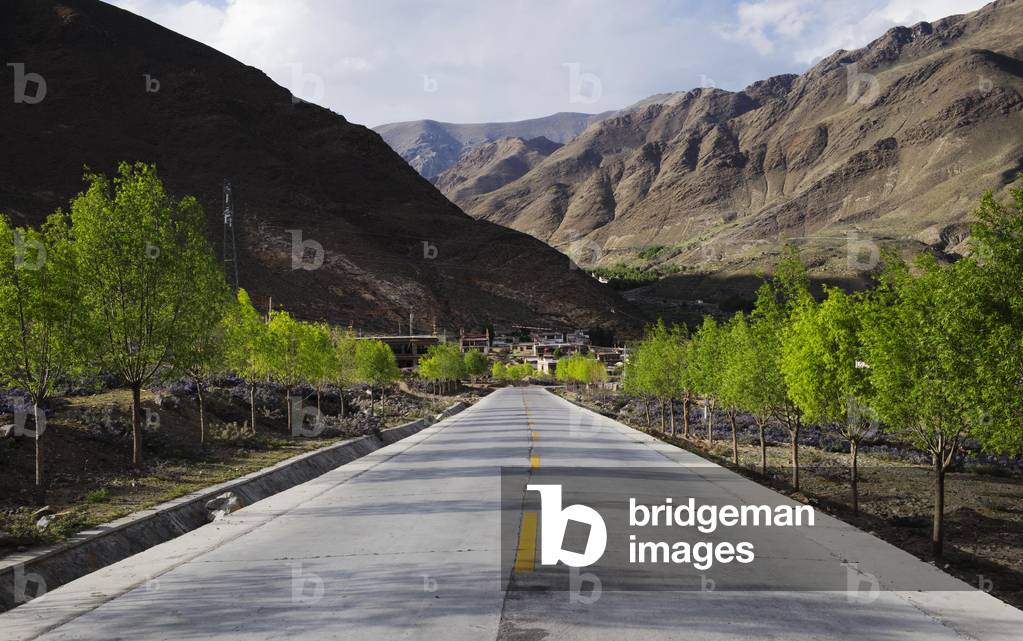 Empty road, near Lhasa, Tibet (photo)