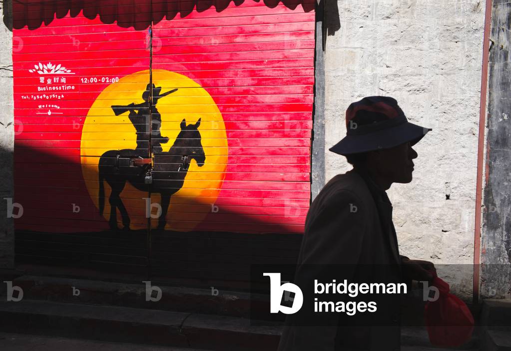 Shadows on the wall, Lhasa, Tibet (photo)