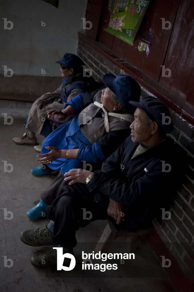 Workers rest and chat out of the rain, Northern Yunnan (photo)