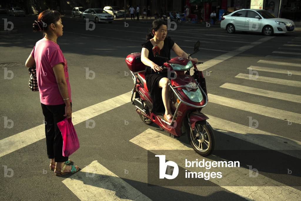 Women and bike Chengdu, China (photo)