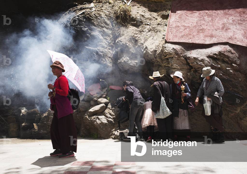 Pilgrims near Portala palace, Lhasa, Tibet (photo)