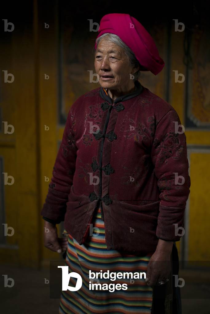 Yunnan lady in traditional dress, China (photo)
