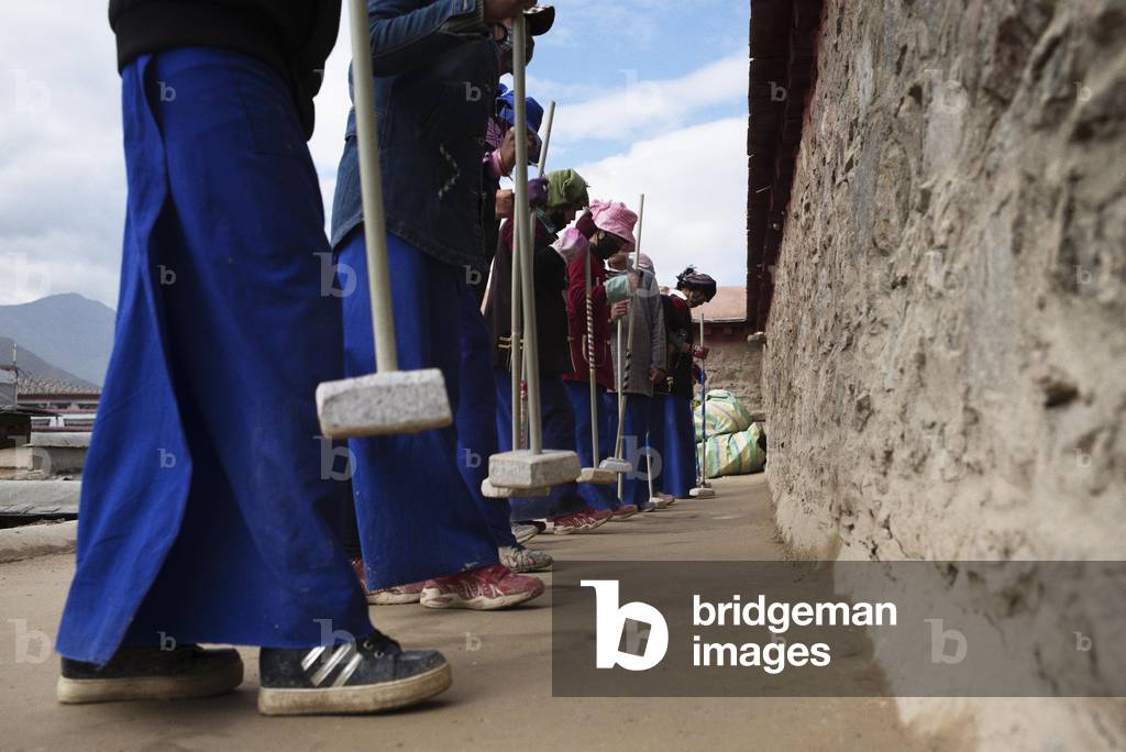 Women fixing roof Lhasa, Tibet (photo)