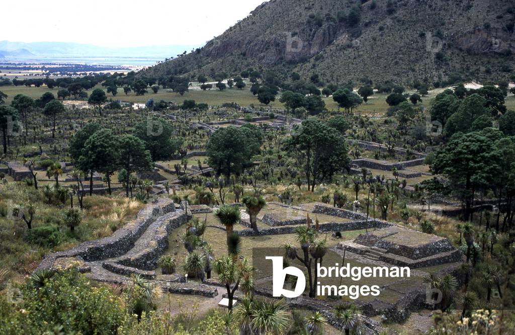 Acropolis surrounded by a defensive wall, 600-1000 AD (photo)