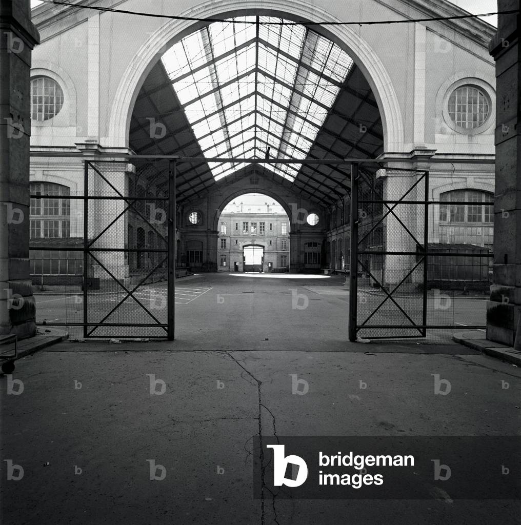 Les anciennes funebres municipales, 104 rue d'Aubervilliers, Paris 19. This large space occupied by the Pomps funebres de Paris was released in 1998. Its two characteristic halls of 19th century industrial construction (brick, iron, glass) were classed.