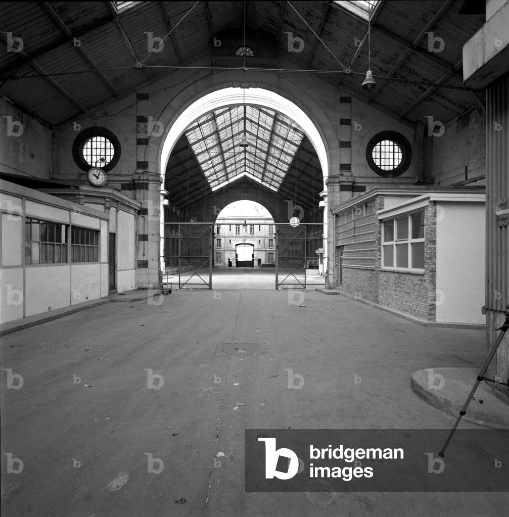 Les anciennes funebres municipales, 104 rue d'Aubervilliers, Paris 19. This large space occupied by the Pomps funebres de Paris was released in 1998. Its two characteristic halls of 19th century industrial construction (brick, iron, glass) were classed.