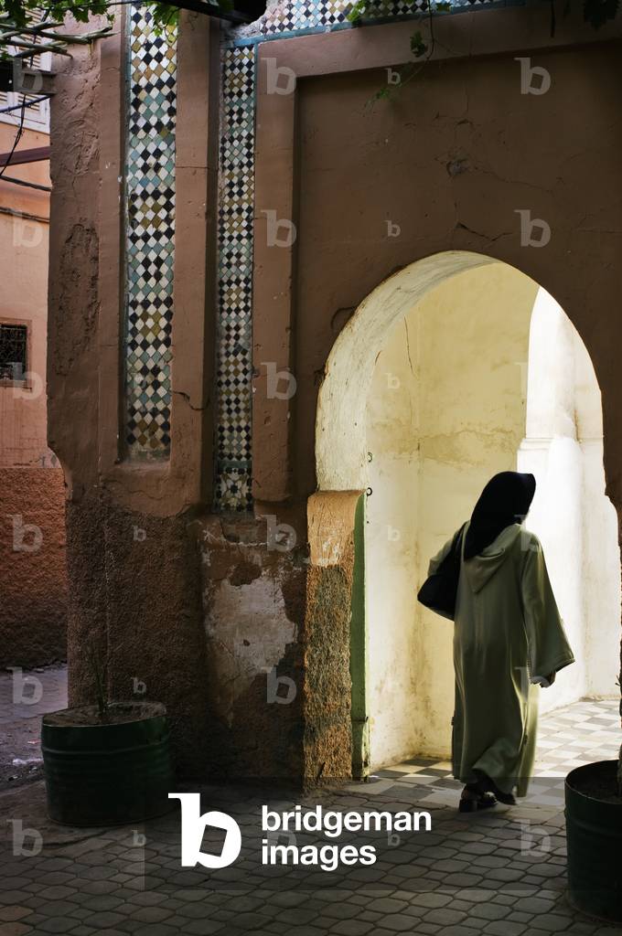 Street scene with women, Marrakech, Morocco (photo)