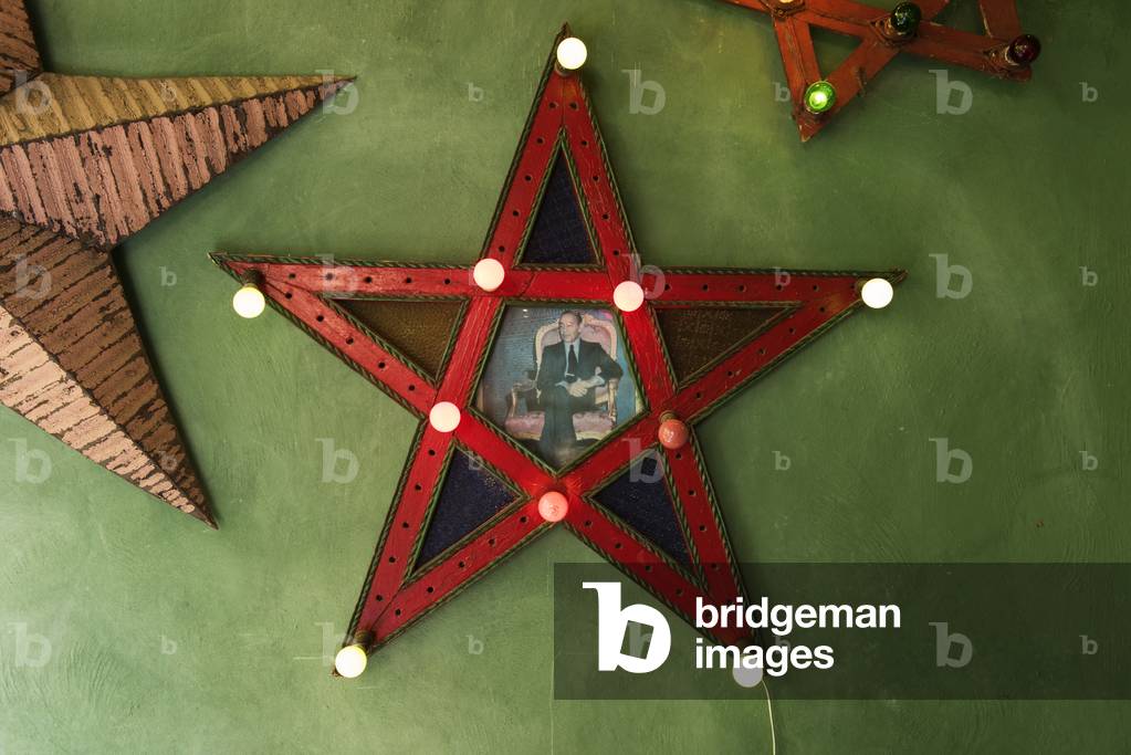 Decorative Moroccan 5 pointed star with portrait of the late King Hassan II of Morocco in the middle, Le Jardin des Biehn, Fes, Morocco (photo)