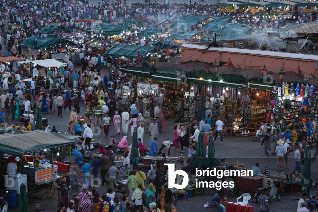 Food stalls and crowds in the Djemaa el Fna, Marrakech, Morocco (photo)
