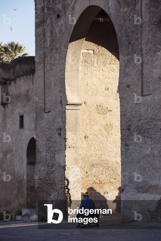 Keyhole arch in city wall, Fes, Morocco (photo)