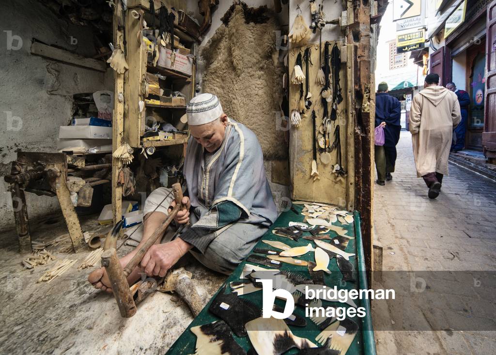 Mohammed Saili, bone cutter, Derb el  Mechatine, Fez el Bali, Morocco (photo)