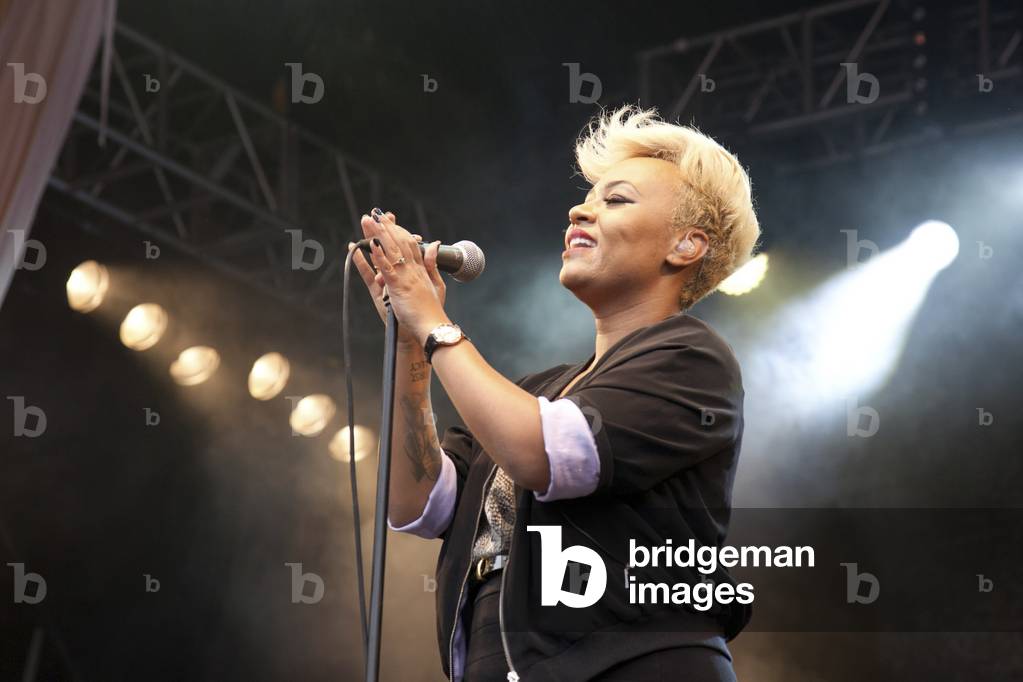 Emeli Sande Olympic Torch Relay George Square 8th Jun 2012 (photo)
