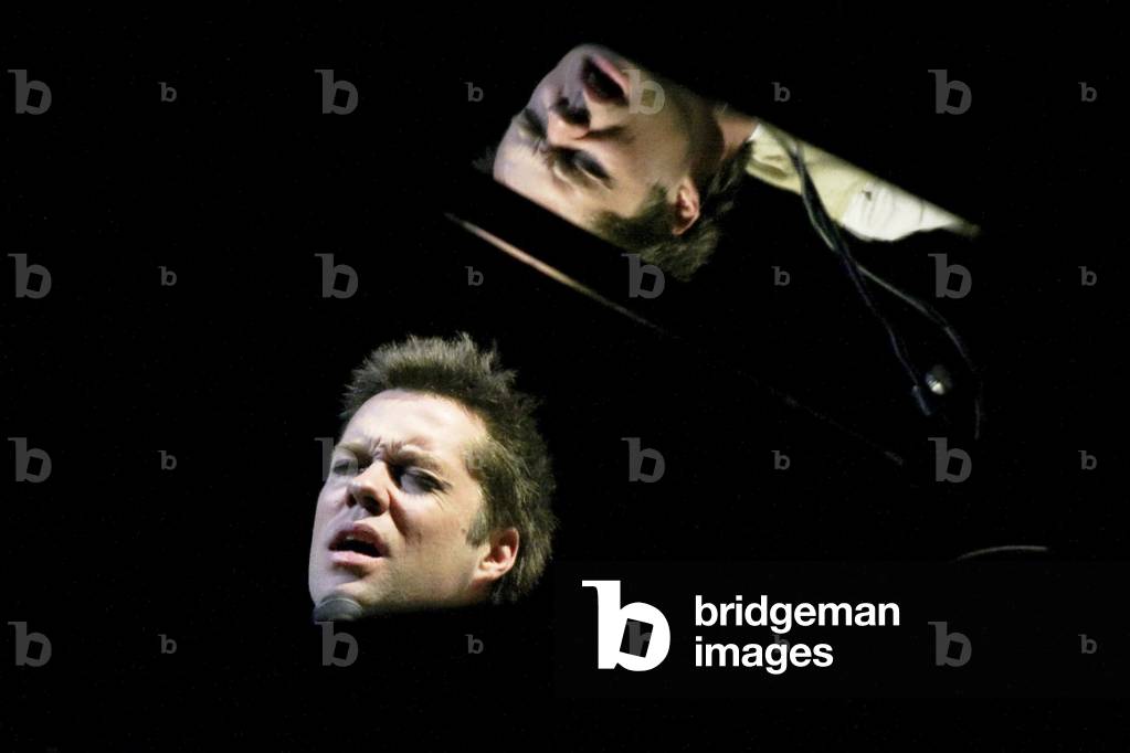 Rufus Wainwright performing (photo)