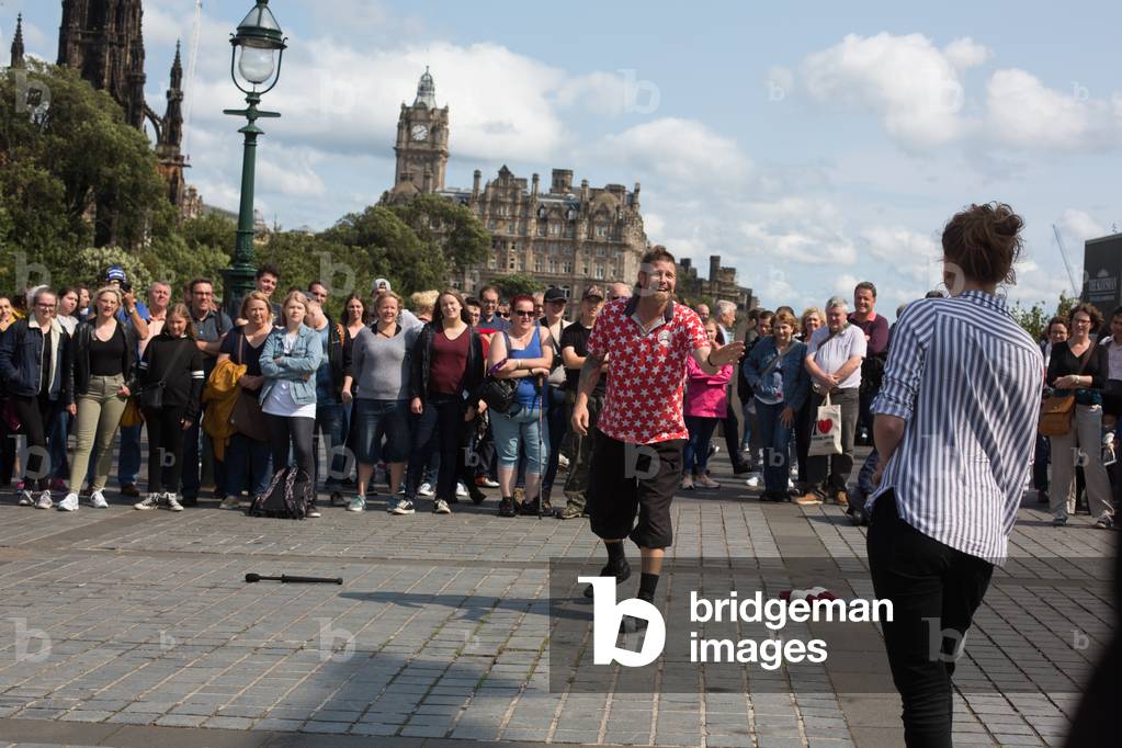 High street performers, Edinburgh Festival Fringe, Scotland, 2018 (photo)