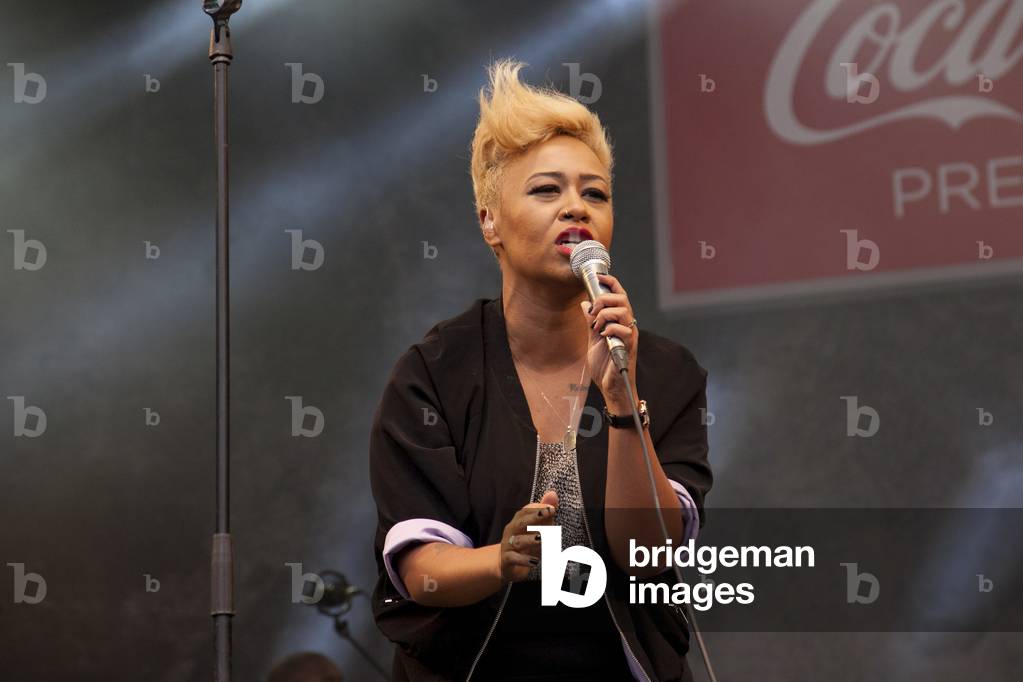 Emeli Sande Olympic Torch Relay George Square 8th Jun 2012 (photo)