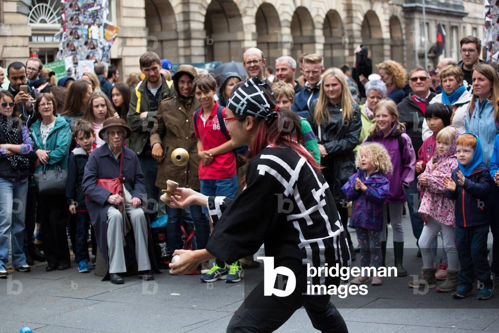 Performers on the High street Edinburgh fringe festival 2017 (photo)