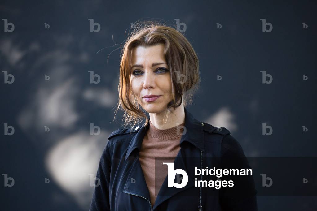 Elif Shafak giving a talk at the Edinburgh International book festival 2017 (photo)
