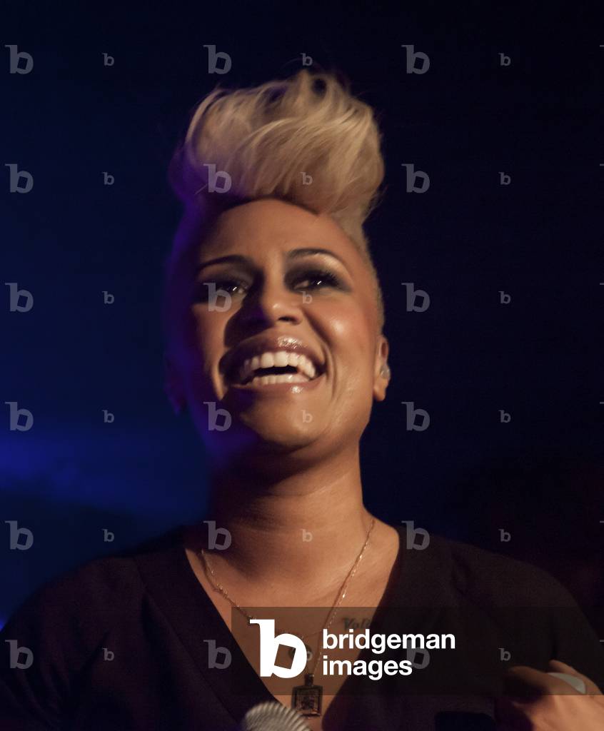 Emeli Sande performing at Oran Mor, Glasgow, 1 November 2011 (photo)
