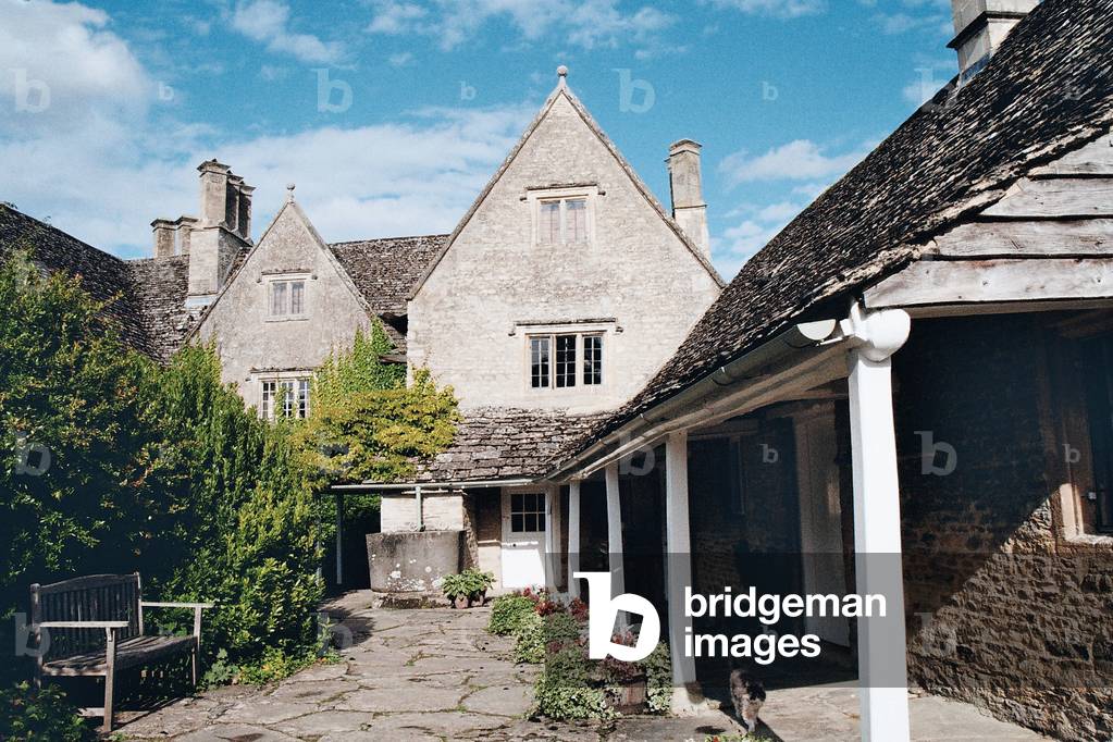 Backyard of Kelmscott Manor, Oxfordshire, built in 1570 (photo)
