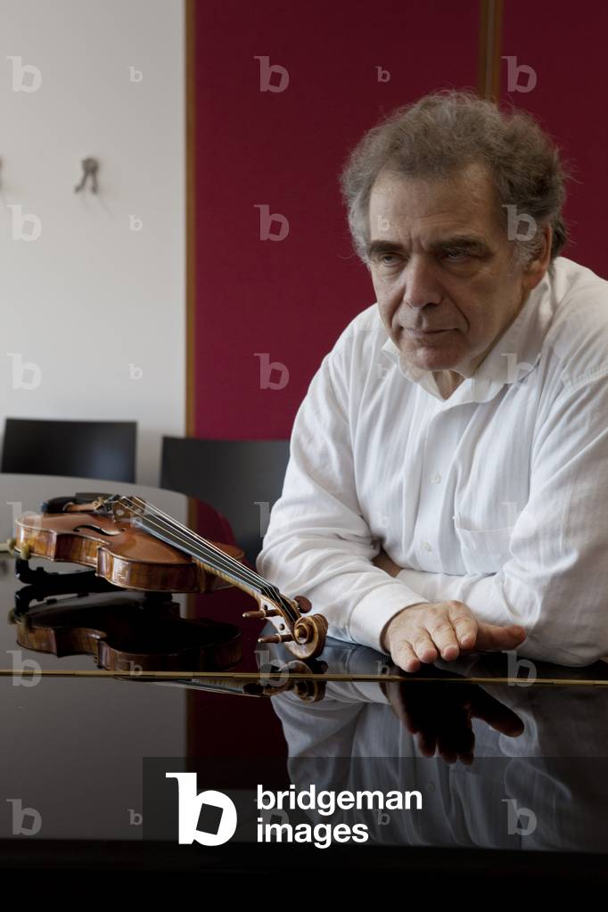 Violinist Zakhar Bron giving a masterclass