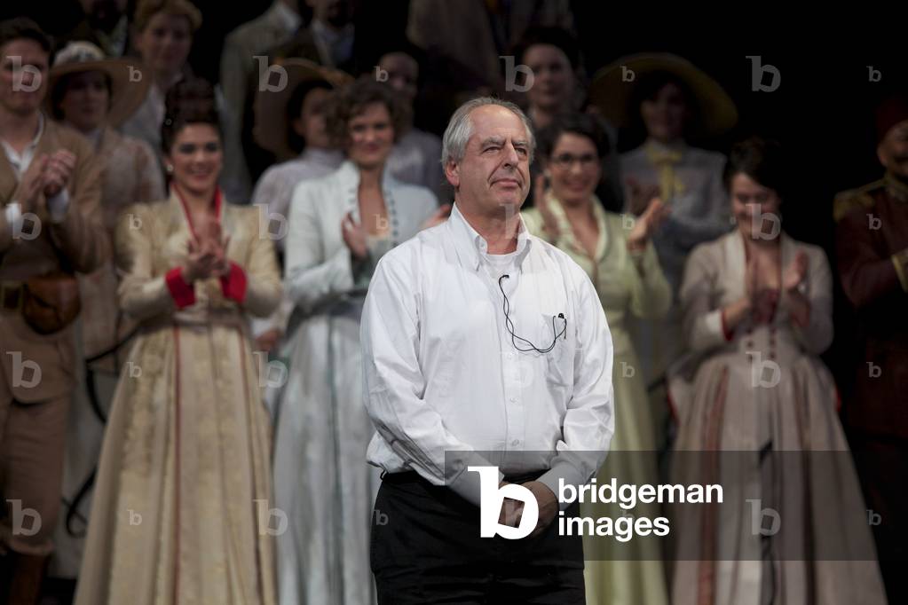 William Kentridge at the final appluase for the Magic Flute at the theatre des Champs Elysees, Paris, 2011 (photo)
