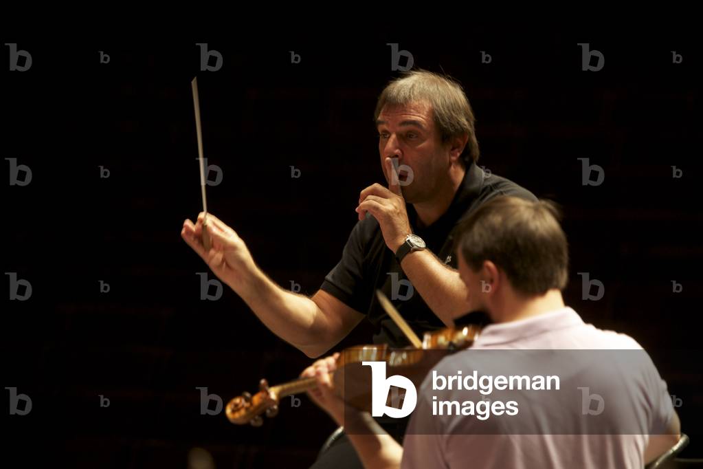Daniele Gatti conducting Gustav Mahler Youth Orchestra