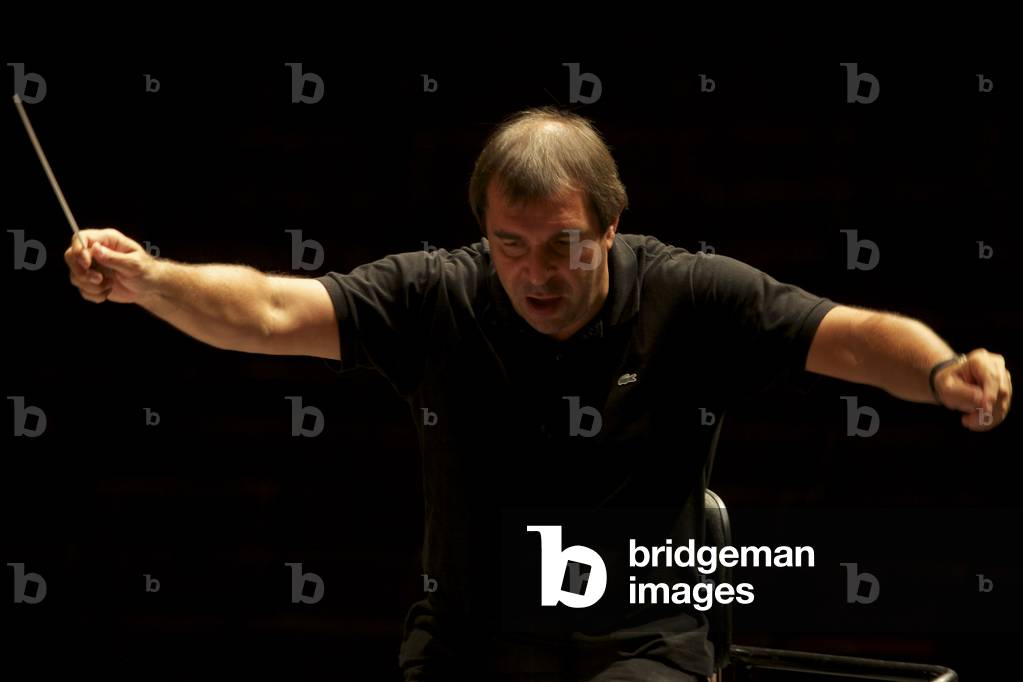 Daniele Gatti conducting Gustav Mahler Youth Orchestra