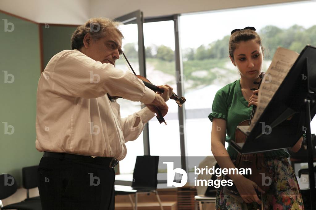 Violinist Zakhar Bron giving a masterclass
