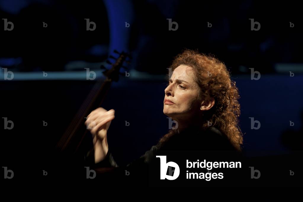 Emmanuelle Haim conducting the concert d'Astree