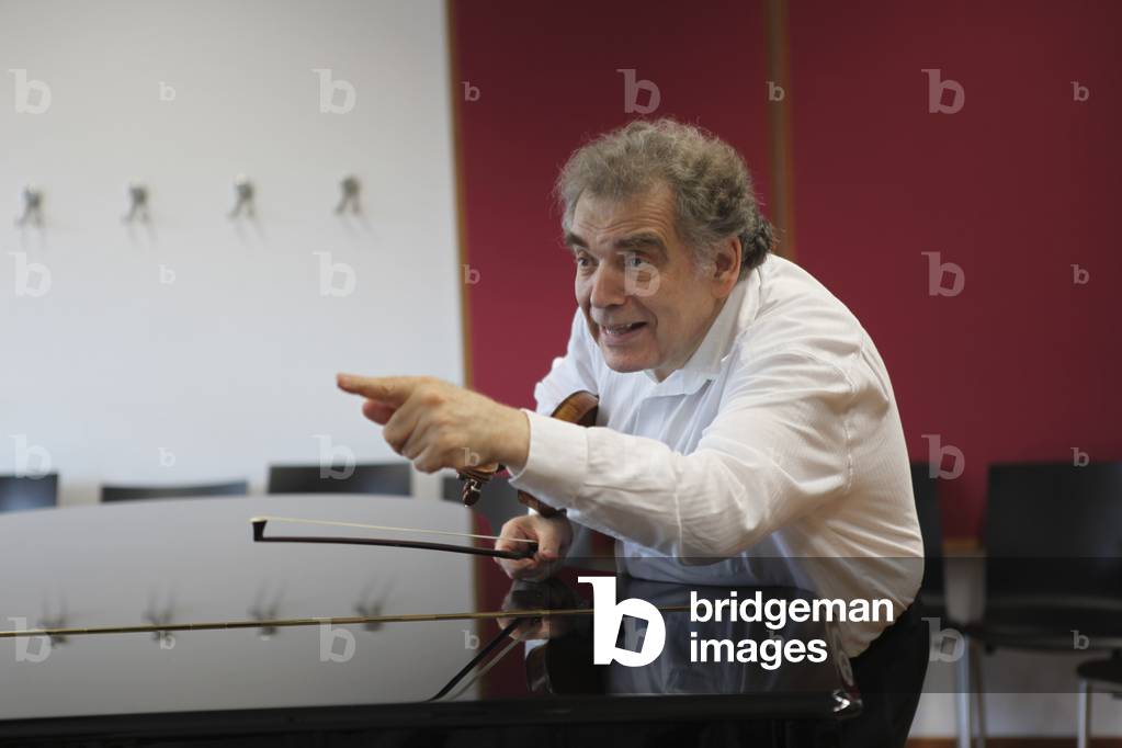 Violinist Zakhar Bron giving a masterclass