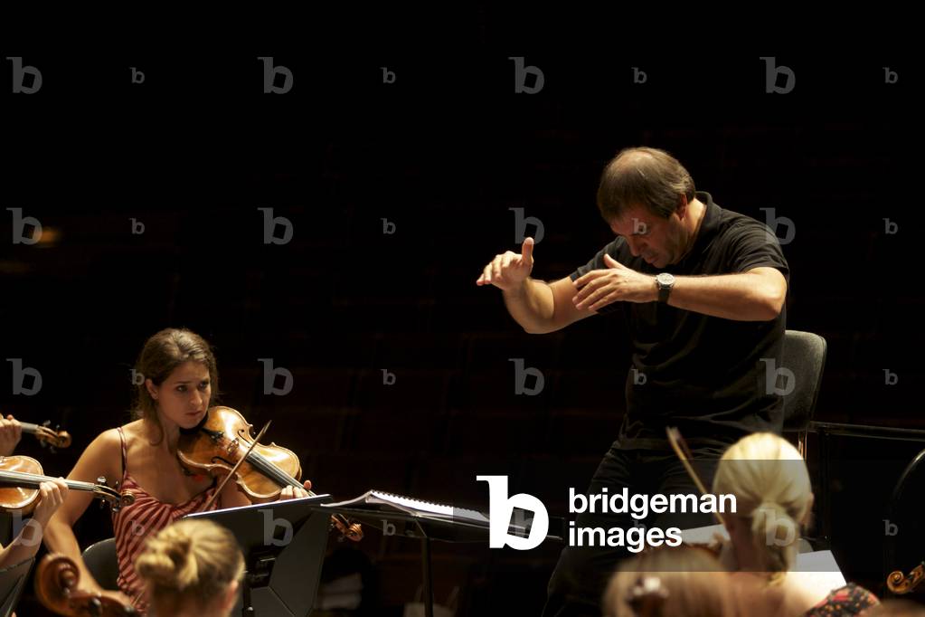Daniele Gatti conducting Gustav Mahler Youth Orchestra