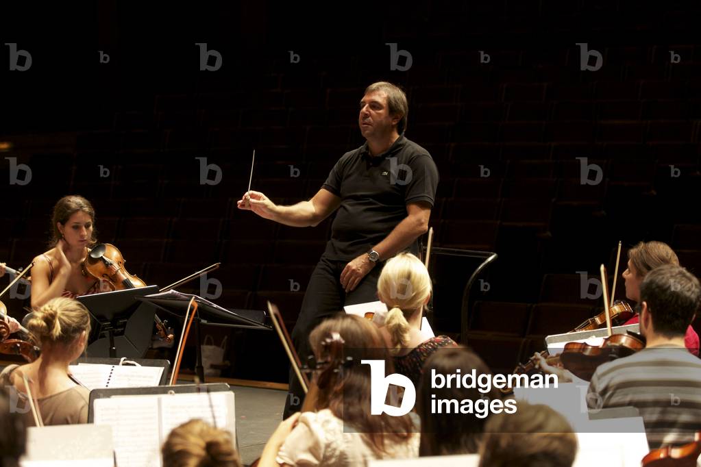 Daniele Gatti conducting Gustav Mahler Youth Orchestra