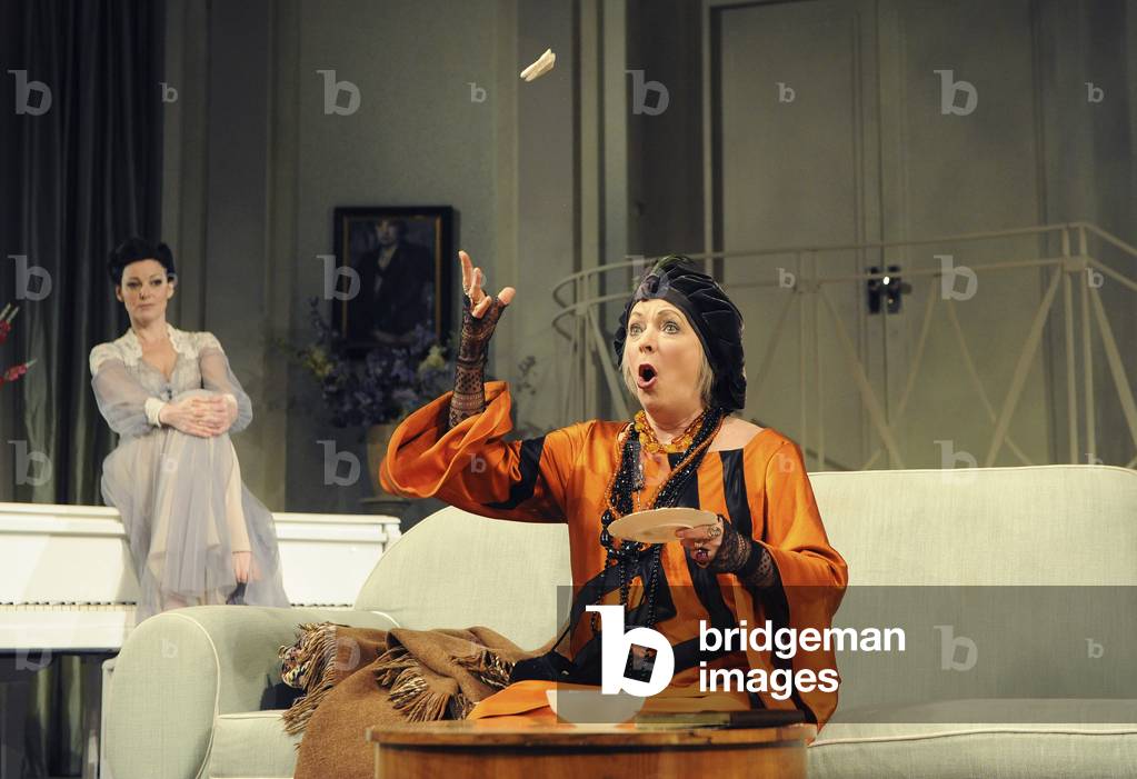 Blithe Spirit by N. Coward, Apollo Theatre London (photo)