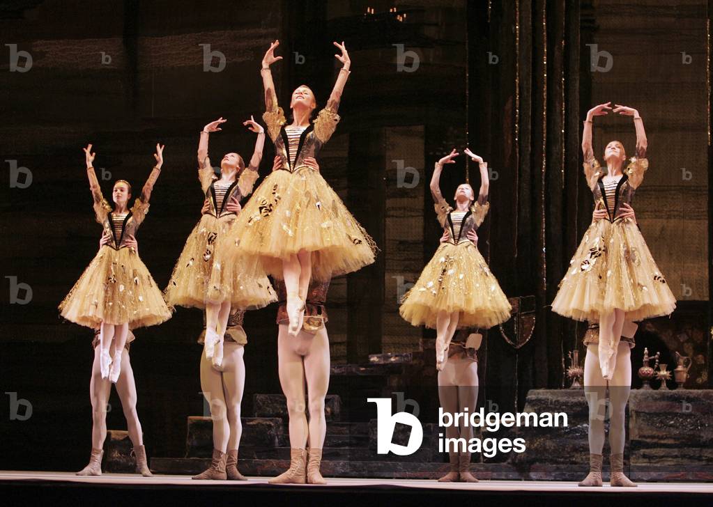 Pyotr Ilyich Tchaikovsky 's  Swan Lake with The Bolshoi Ballet at the Royal Opera House , London (photo)