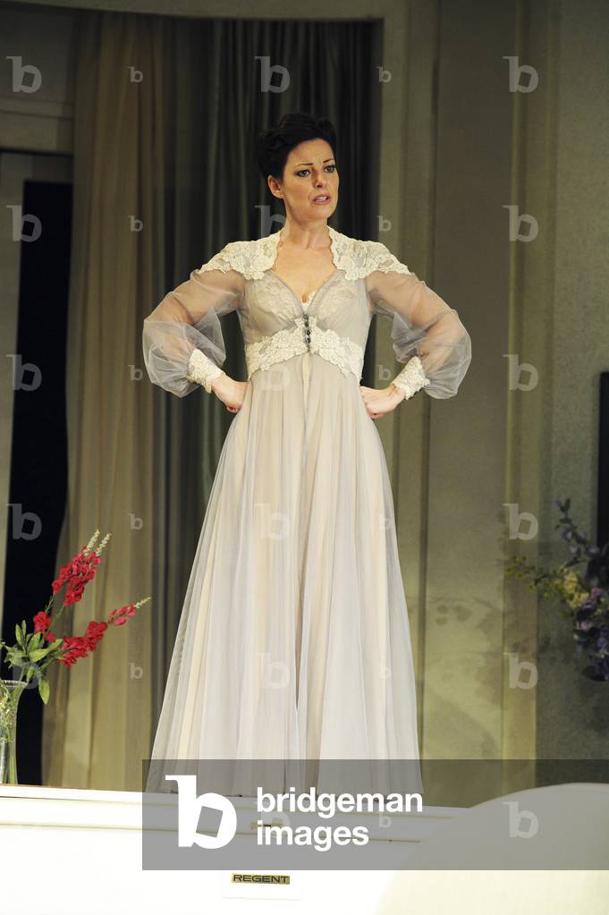 Blithe Spirit by N. Coward, Apollo Theatre London (photo)